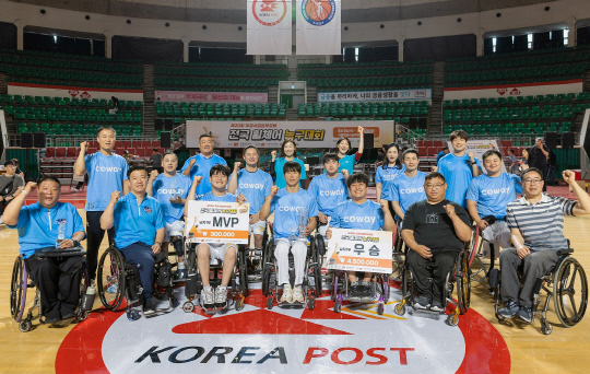 코웨이 블루휠스 휠체어농구단이 우정사업본부장배 전국휠체어농구대회에서 우승을 차지했다. 코웨이 블루휠스 선수들과 관계자들이 기념촬영을 하고 있다. 코웨이 제공